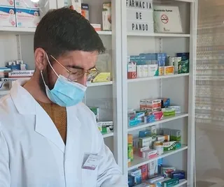 Miguel de Pando en la farmacia de Alberguería de Argañán