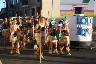 Desfile de peñas y carrozas en Calvarrasa de Abajo