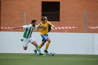 Palomi trata de marcharse de un jugador de la Cebrereña / FOTO SALAMANCA24HORAS.COM