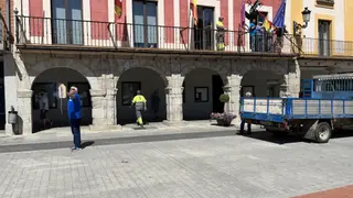 Como cada 25 de julio se ha colocado La Mariseca en el balcón del Ayuntamiento de Peñaranda