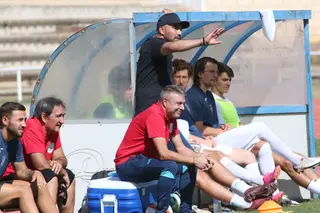 Perico Hernández, sentado en el banquillo mientras que Jehú Chiapas da indicaciones ante el Guijuelo / FOTO SALAMANCA24HORAS.COM