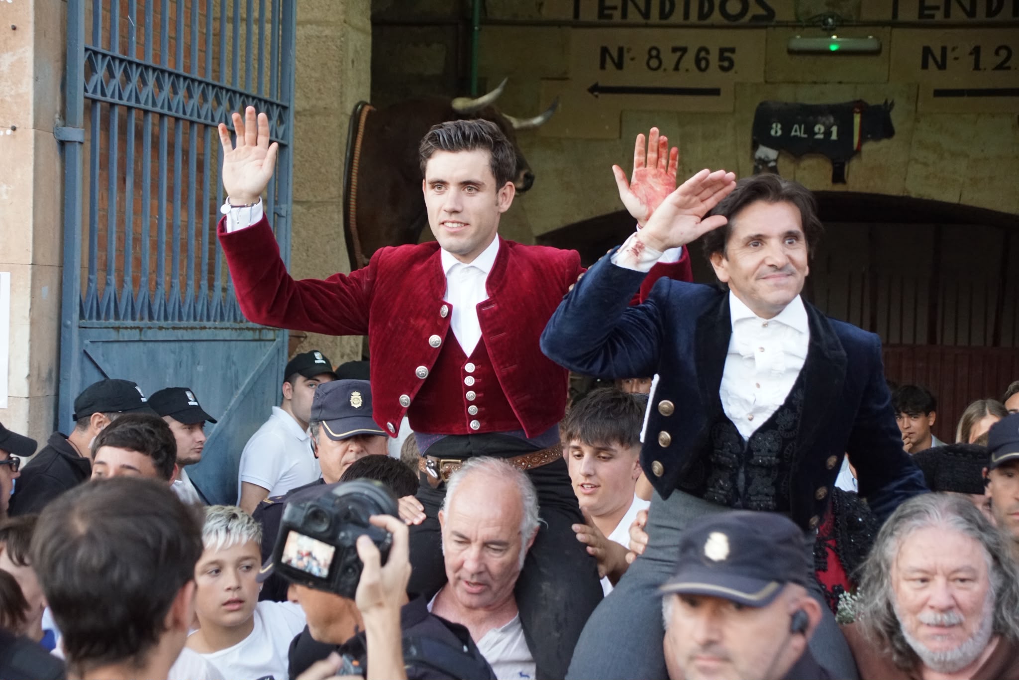 Diego Ventura y Guillermo Hermoso a hombros en La Glorieta | Juanes