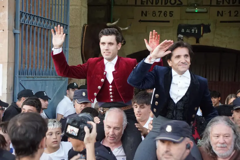 Diego Ventura y Guillermo Hermoso a hombros en La Glorieta | Juanes