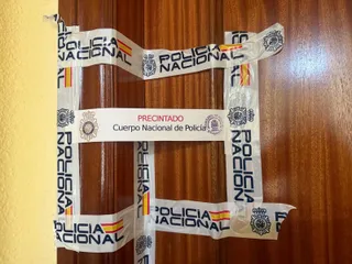 Puerta del domicilio en el que ha tenido lugar el crimen de Garrido | María Rivas