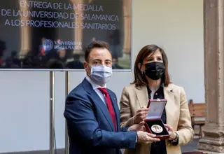 María del Mar González Fernández Conde junto a Pedro Gómez Quero recogiendo la medalla de la USAL en honor de los sanitarios salmantinos Susan Martín (Ical)
