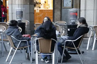 Gente tomando algo en terrazas en invierno | FOTO S24H