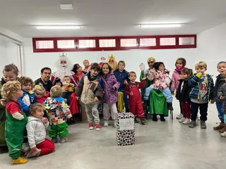Los Reyes Magos visitan el Centro Municipal Luis Vives en el barrio de la Prosperidad