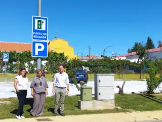 Aldeatejada habilita ocho nuevas plazas de aparcamiento y la preinstalación del nuevo punto de recarga de vehículos eléctricos