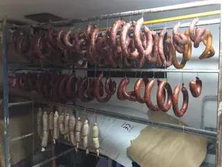 Embutidos colgando en matanza domiciliaria