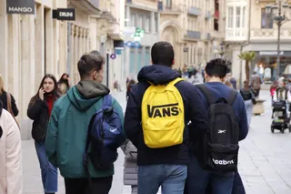 Gente paseando por las calles de Salamanca | Foto archivo