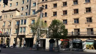 Un mueble de grandes dimensiones se suelta de una grúa en el paseo de la Estación