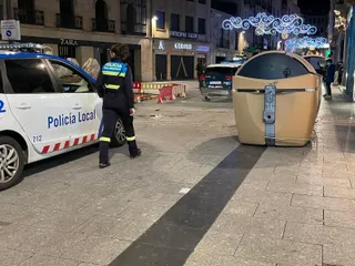 Policía Nacional y Policía Local en la plaza del Liceo 4