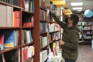 Un trabajador coloca libros en una librería