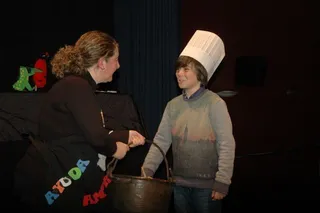 Los niños cocinan en el Centro Cultural la perfecta receta de la paz
