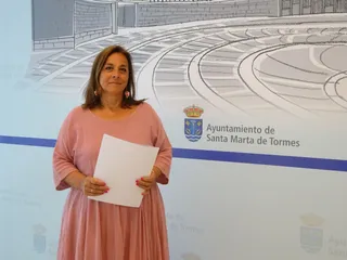 La concejal María Cruz Gacho presenta las ayudas para libros de texto y material en Santa Marta
