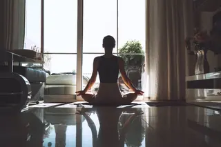 Mujer haciendo meditación.EP