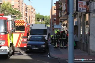 Bomberos en la calle Los Tilos (1)