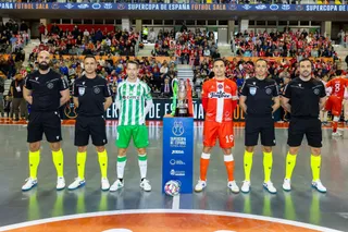 Antonio Navarro (primero por la izquierda) en la foto previa a la Final de la Supercopa de España de Fútbol Sala | Foto: Comité Guipuzcoano de Árbitros