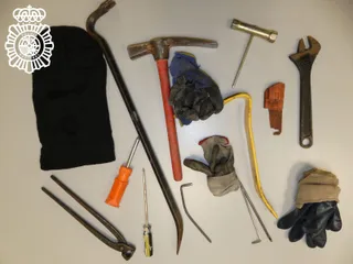 Herramientas encontradas en el interior del vehículo del detenido el robo de la recaudación de varias máquinas de lavado de vehículos en una gasolinera de la periferia de Salamanca. Foto Policía Nacional