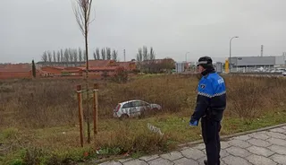 un coche cae por un terraplen en el poligono de la hiniesta / FOTO ZAMORA24HORAS.COM