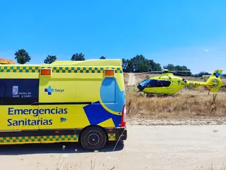 Ambulancia y el Helicóptero Medicalizado. Foto de archivo.