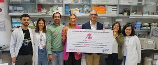 La asociación ‘We can be heroes’ entrega en el Centro de Investigación del Cáncer el dinero destinado a la VI beca We can |Foto: Com USAL
