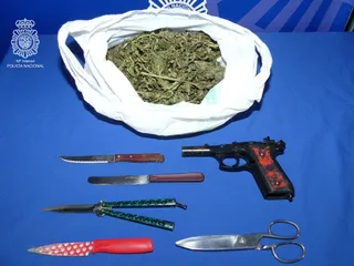 El varón detenido en Puente Ladrillo contaba con varias armas blancas, una pistola y marihuana