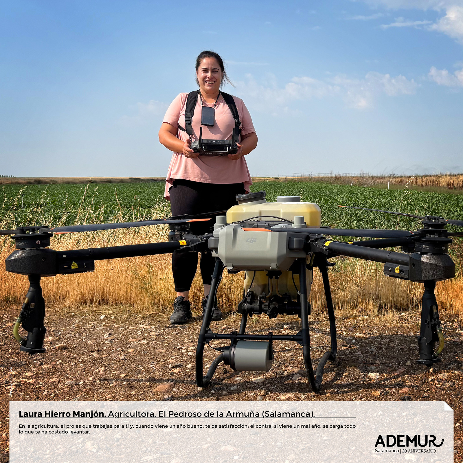 Laura Hierro, Agricultora Especializada En El Manejo Del Dron Para Controlar Las Bocas De Riego De Sus Maizales En El Pedroso De La Armu&ntilde;a. Imagen Ademur Salamanca
