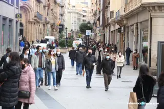 Peatones caminan por la céntrica calle Toro de Salamanca