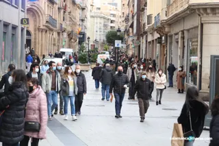 Peatones caminan por la céntrica calle Toro de Salamanca
