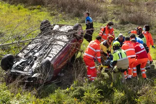 Herido tras volcar con su coche y caer a un regato en Ciudad Rodrigo Fotos José Vicente Agencia ICAL (2)