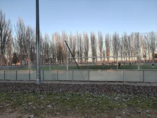Uno de los pivotes de la portería que cayó por el viento en La Aldehuela