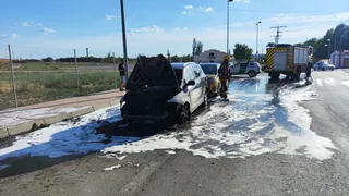 GALERÍA | Incendio de un vehículo en la calle Larga de Villamayor