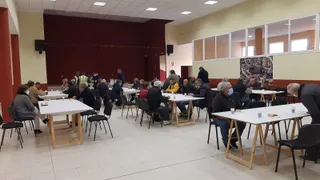 El centro multiuso de Palaciosrubios ha acogido el tradicional desayuno a base de chorizo y huevos fritos