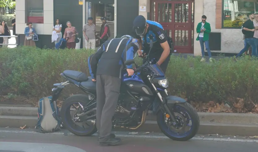 Colisión entre un turismo y una motocicleta en la avenida de Portugal