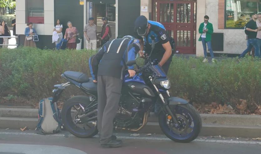 Colisión entre un turismo y una motocicleta en la avenida de Portugal