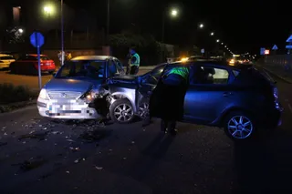 GALERÍA | Una mujer herida tras una fuerte colisión entre dos coches en la entrada de la urbanización Las Canteras