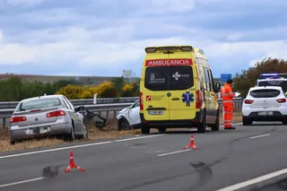 Aparatosa colisión entre dos coches en la A-50, sentido Salamanaca | Mateo G. J.