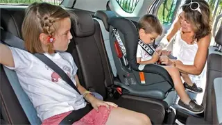 Los niños que midan menos de 135 centímetros ya deben viajar en la parte trasera de los coches