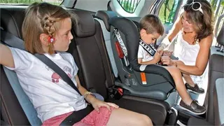 Los niños que midan menos de 135 centímetros ya deben viajar en la parte trasera de los coches