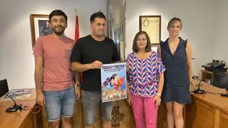 El autor del cartel junto a la alcaldesa y los concejales de Festejos y Cultura