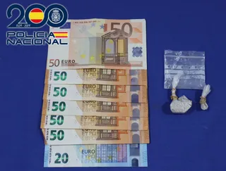 Paquete de MMDA y dinero en efectivo intervenido
