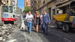 El alcalde de Salamanca, Carlos García Carbayo, visitas las obras de renovación de redes de abastecimiento de agua en el barrio Prosperidad