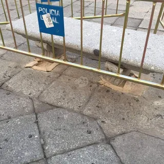 Un camión arranca de cuajo un banco de la Plaza Mayor