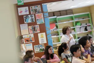 Foto de archivo de una profesora dando clase