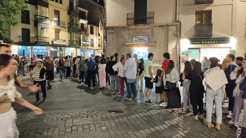 Colas Para El Concierto De Camela En La Plaza Mayor De Salamanca