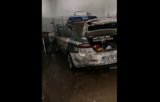 VÍDEO | Motos por el suelo, vehículos llenos de lodo… Así ha quedado el garaje de la Guardia Civil de Zafra por una inundación