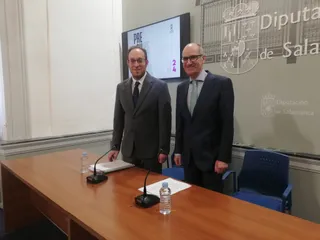 El diputado de Hacienda, Marcos Iglesias Caridad y el presidente, Javier Iglesias, presentan los presupuestos de 2024 en la Diputación