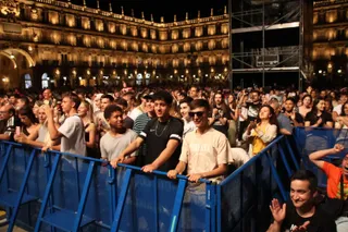 GALERÍA | Yves V, el DJ de trayectoria internacional, revoluciona la Plaza Mayor antes del concierto de Brian Cross