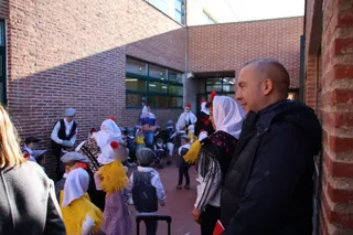 El alcalde de Salamanca acompaña al colegio Campo Charro en la Verbena de la Paloma